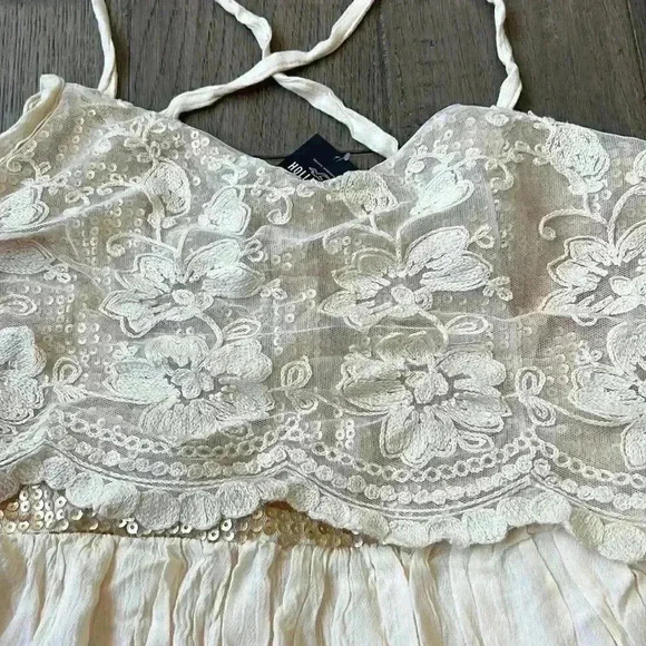 ✨🆕HOLLISTER✨🆕 | Cream lace with gold sequin and dress - Picture 6 of 11